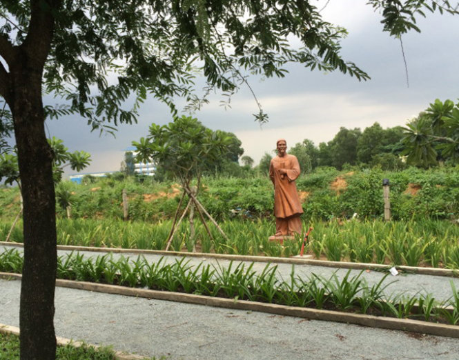 Mẫu tượng Nguyễn Trãi bằng composite trong khuôn viên ĐHQG TP.HCM - Ảnh: Trần Minh Hợp