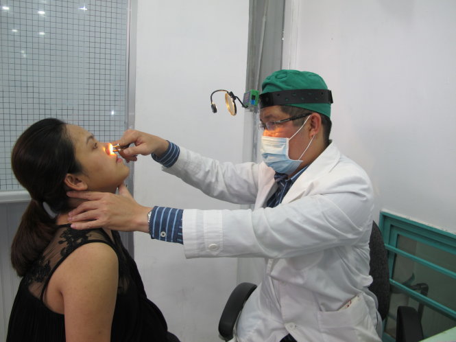 Bác sĩ khám cho một bệnh nhân bị viêm mũi dị ứngẢnh: THÙY DƯƠNG