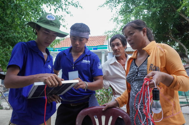 Sinh viên tình nguyện xem lại các thiết bị trước khi lắp đặt cho gia đình bà Nguyễn Thị Em Ảnh: HUYỀN TRANG