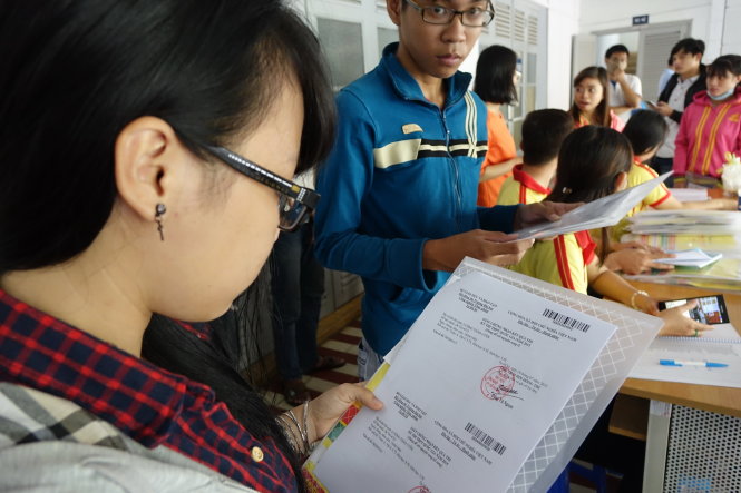 Thí sinh đến nhận phiếu điểm ở văn phòng đại diện Bộ GD-ĐT tại TP.HCM sáng 29-7Ảnh: NHƯ HÙNG