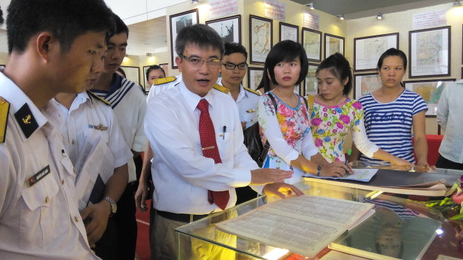 Tiến sĩ Trần Đức Anh Sơn thuyết trình về triển lãm sau buổi lễ khai mạc Ảnh: SƠN LÂM