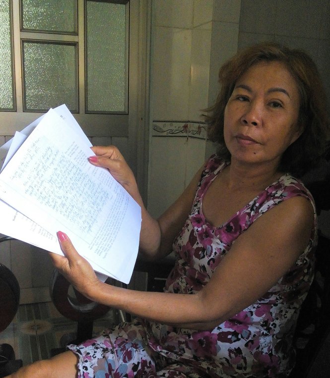 Bà Thu và những giấy tờ chứng minh vụ việc - Ảnh: Sơn Lâm