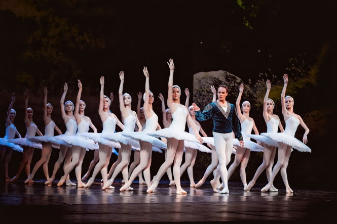 Hồ thiên nga kết hợp giữa múa ballet cổ điển với công nghệ hình ảnh 3D - Ảnh: Talarium Et Lux