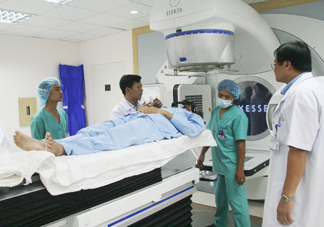 Bệnh nhân bị u não đang được xạ trị gia tốc tại Trung tâm ung bướu Bệnh viện Trung ương Huế vào ngày 29-7 - Ảnh: Nguyên Linh
