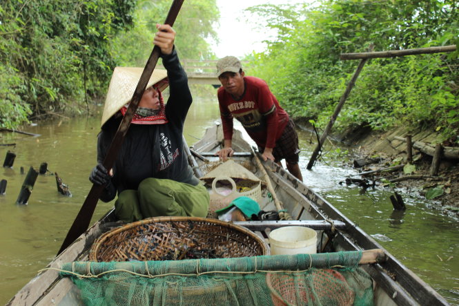 Gia đình ông Nguyễn Văn Là (Phú Vang, Thừa Thiên Huế) sống chủ yếu bằng nghề mò ốc trên sông