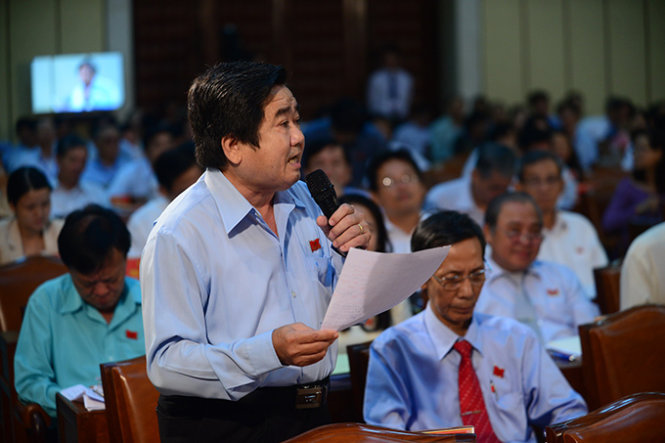 Đại biểu Phạm Văn Bá đặt câu hỏi chất vấn Chánh án Toà án Nhân dân TP.HCM tại kỳ họp HĐND TP.HCM thứ 18 sáng 30-7 - Ảnh: Quang Định