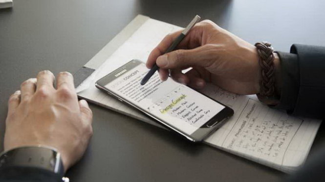 Note 4 với S Pen như sổ tay kỹ thuật số tiện lợi cho công việc văn phòng - Ảnh: Business.EE.co.uk