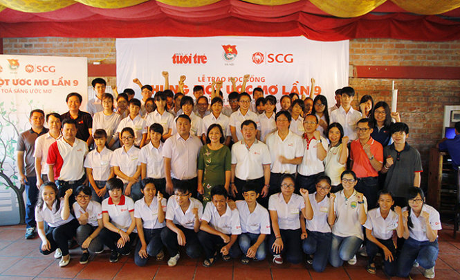 Các đại biểu và các em học sinh chụp ảnh lưu niệm chúc mừng chương trình - Ảnh: Nam Trần