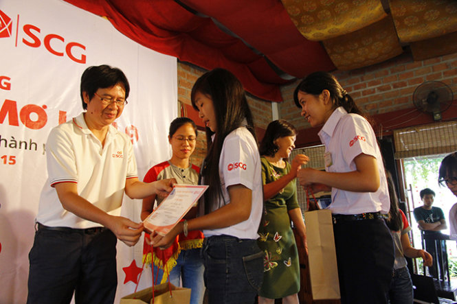 Đại diện tập đoàn SCG trao các suất học bổng cho các em học sinh - Ảnh: Nam Trần