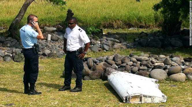 Mảnh vỡ được tìm thấy tại quần đảo La Reunion - Ảnh: CNN