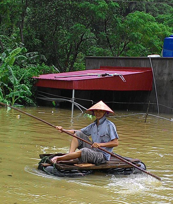 Nước ngập đến nóc ngôi nhà 2 tầng tại xã Việt Hải, người dân phải dùng bè mảng để di chuyển - Ảnh: CTV