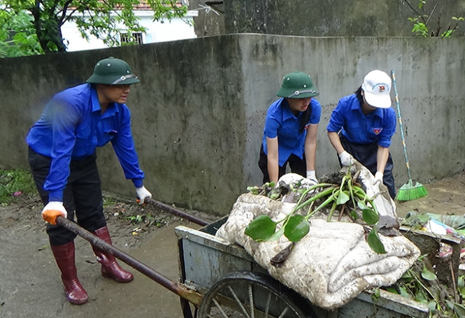 Cán bộ tỉnh đoàn Quảng Ninh có mặt giúp dân hỗ trợ khắc phục hậu quả bão lũ - Ảnh: Đức Hiếu