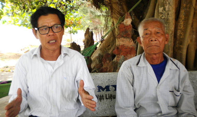 Ông Trần Quang Đắc (phải), phó ban quản lý di tích huyện Phú Quý và ông Nguyễn Lãn, thủ từ đền thờ công chúa Bàn Tranh - Ảnh: P.X.D.