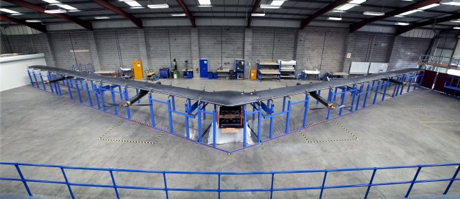 Máy bay không người lái Aquila của Facebook trong xưởng chế tạo. Ảnh: Reuters