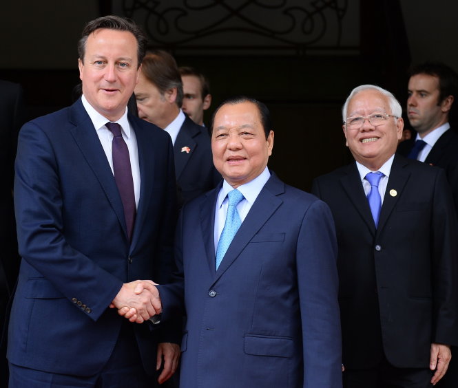 Bí thư Thành ủy TP.HCM Lê Thanh Hải (giữa) bắt tay Thủ tướng David Cameron, bên cạnh là Chủ tịch UBND TP Lê Hoàng Quân -  Ảnh: THUẬN THẮNG