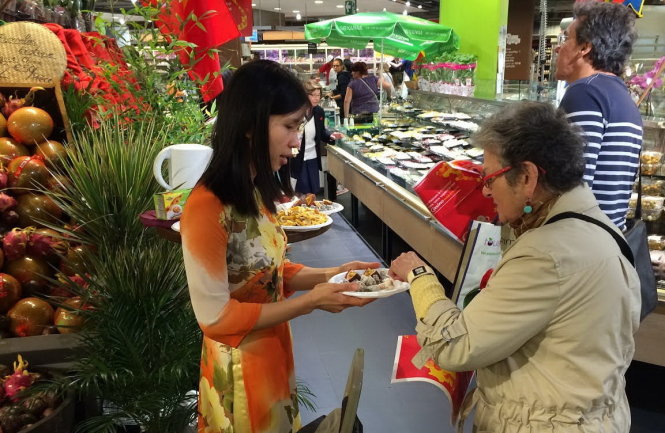 Người tiêu dùng Pháp thưởng thức trái cây Việt tại siêu thị Casino Saint-Didier (Paris, Pháp) trong khuôn khổ Tuần lễ hàng VN tháng 11-2014 - Ảnh: Q.N.