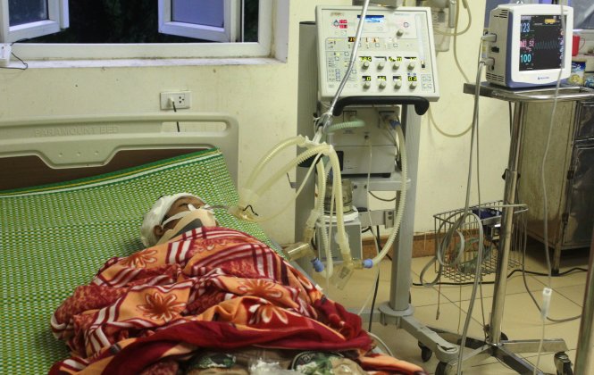 Cháu Chiến đang được cấp cứu tại bệnh viện Sản Nhi Nghệ An - Ảnh: Doãn Hòa