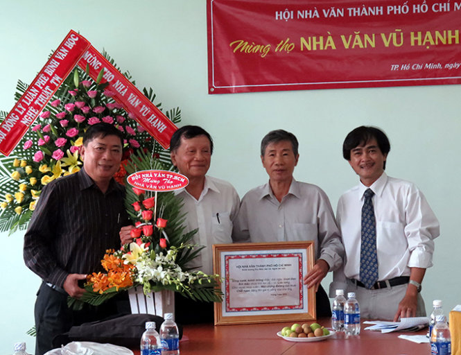 Hội Nhà văn TPHCM tặng bài thơ mừng thọ nhà văn Vũ Hạnh - Ảnh: L.Điền
