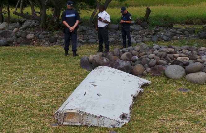 Mảnh vỡ tìm thấy trên đảo Réunion của Pháp - Ảnh: Reuters