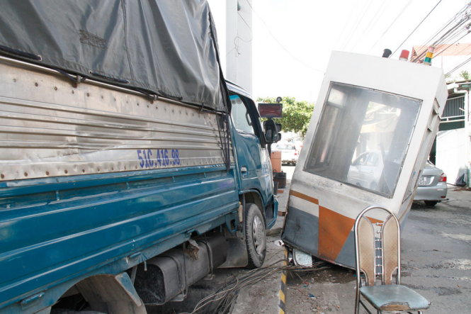 Hiện trường vụ xe tải tông vào trạm thu phí trên quốc lộ 1K - Ảnh: Xuân An