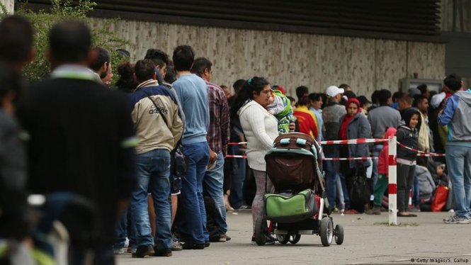 Hàng dài người di cư xếp hàng đợi làm thủ tục nhập cư tại Đức - Ảnh: DW