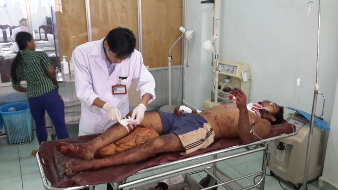 Nạn nhân đang được cấp cứu tại Bệnh viện đa khoa tỉnh Đắk Nông chiều 3-8 - Ảnh: Nhật Lệ