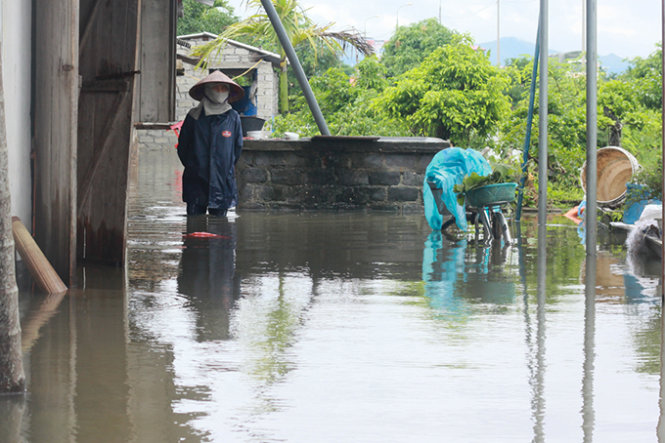 Ngôi nhà mênh mông nước của bà Nguyễn Thị Thường (Uông Bí, Quảng Ninh) trong chiều ngày 3-8 - Ảnh: Tiến Thắng