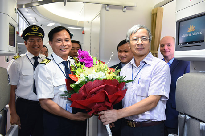 Phó TGD Nguyễn Ngọc Trọng phải tặng hoa cho cơ trưởng  chuyến bay