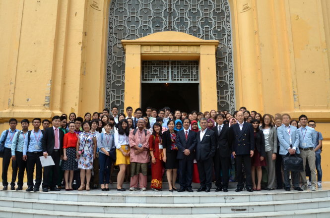 Sinh viên và đại biểu các nước tham dự ASEP 2015 chụp hình lưu niệm tại ĐH Quốc gia Hà Nội ngày 3-8  Ảnh: Quỳnh Trung