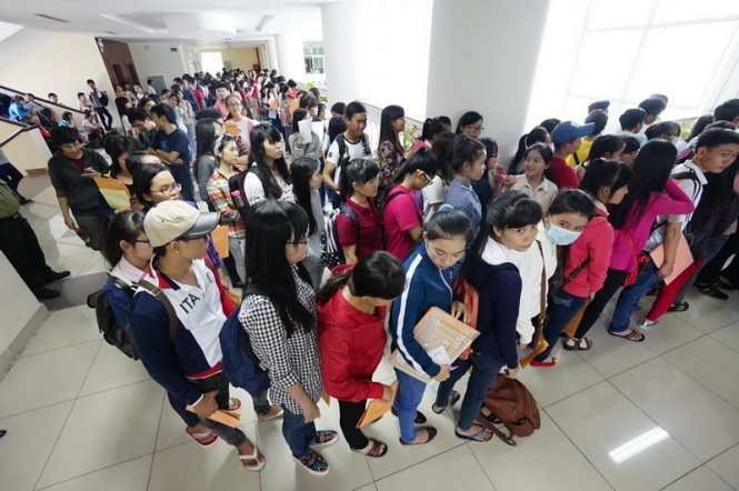 Hàng dài thí sinh chờ đến lượt vào nộp hồ sơ xét tuyển nguyện vọng 1 tại Trường ĐH Bách Khoa (ĐHQG TP.HCM) trưa 3-8 - Ảnh: Quang Định