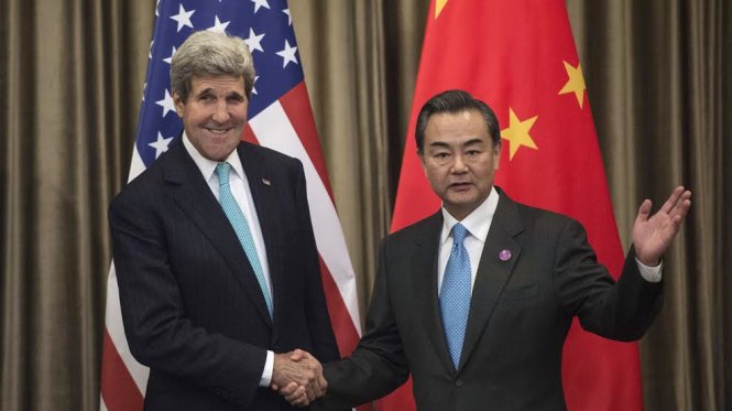 Ông Vương Nghị (phải) và ông John Kerry - Ảnh: npr.org