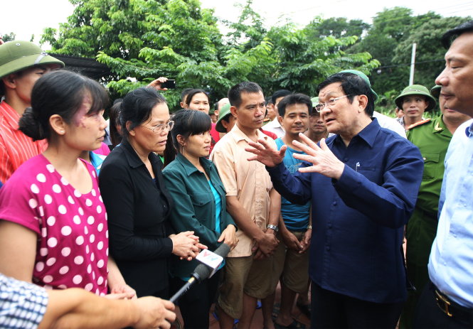Chủ tịch nước Trương Tấn Sang đến thăm người dân khu phố 4, phường Mông Dương (TP Cẩm Phả) tá túc tại trạm y tế phường Ảnh: NGUYỄN KHÁNH