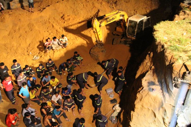 Lực lượng cứu hộ phải đào đất sâu 10m để tiếp cận vị trí bé Tú Anh bị nạn - Ảnh: Bá Sơn