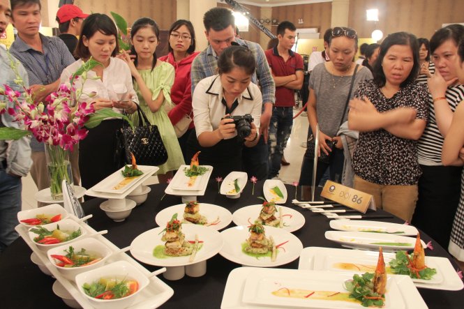 Nhiều khách tham quan thích thú quan sát cách trình bày món ăn của những đội thi Ảnh: PHAN THÀNH