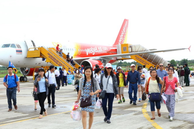 Những hành khách từ Bangkok đặt chân xuống Cảng hàng không quốc tế Cần Thơ ngày 21 – 7 trong chuyến bay đầu tiên - Ảnh: Chí Quốc