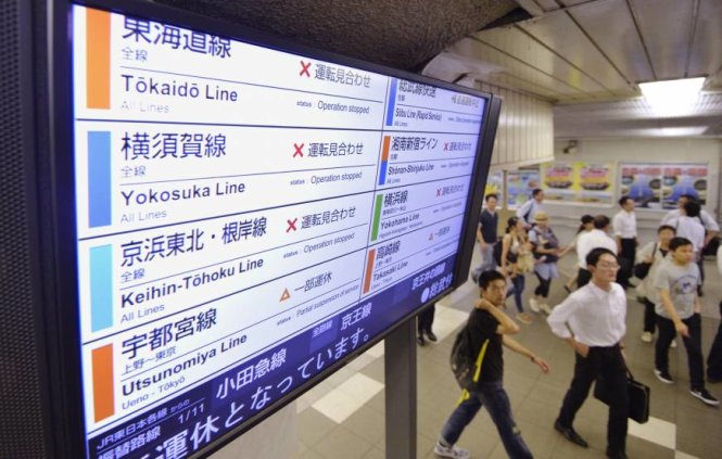 Bảng thông tin tại Ga tàu điện JR Shinbashi cho thấy các chuyến tàu đang bị ngừng hoạt động - Ảnh: Japan Times