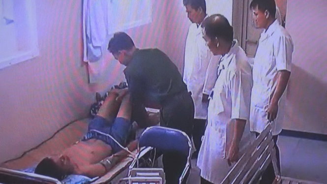 Quân nhân Hiếu đang được các y, bác sĩ  trên tàu HQ561  chăm sóc (ảnh chụp qua màn hình tivi) - Ảnh: M.thương