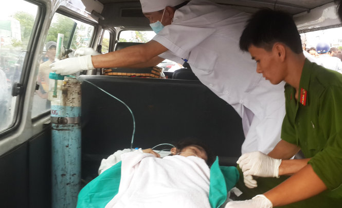 Nạn nhân Nguyễn Thị Kim Ngân, cũng là bạn gái của Tuấn Em, trên xe cấp cứu - Ảnh: K.Nam