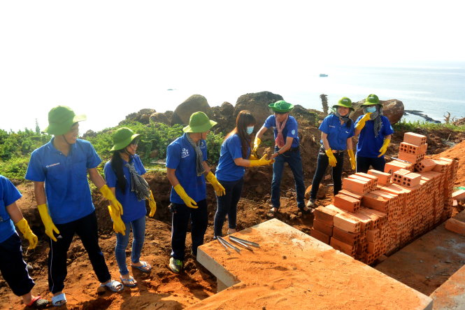 Đội hình Mùa hè xanh phụ giúp xây dựng cột cờ Tổ quốc tại thôn Triều Dương, xã Tam Thanh