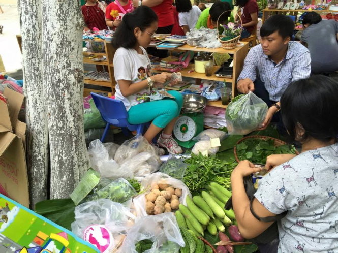 Cháu Uyên Thư (lớp 8) bán hàng rau sạch tại một hội chợ  Ảnh: THANH THÚY