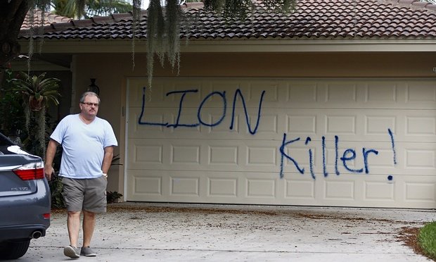 Những kẻ phá hoại phun sơn lên cửa nhà xe của nha sĩ Palmer Ảnh: AP
