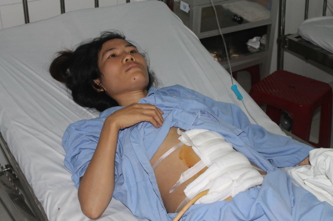Một người dân bị hành hung đang điều trị tại Bệnh viện Đa khoa Phú Quốc sau vụ tranh chấp đất đai - Ảnh: G.S.