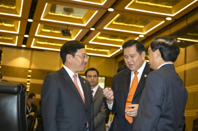 Phó thủ tướng, Bộ trưởng Bộ Ngoại giao Phạm Bình Minh (bìa trái) trao đổi với các quan chức ASEAN - Ảnh: Hoàng Hoa