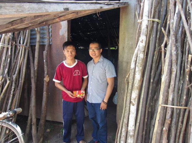 Tác giả Lưu Đình Long (phải) trao học bổng “Ước mơ xanh” năm 2014 cho bạn Tăng Quang Tú (xã Quế Trung, Nông Sơn, Quảng Nam) - Ảnh: T.K.