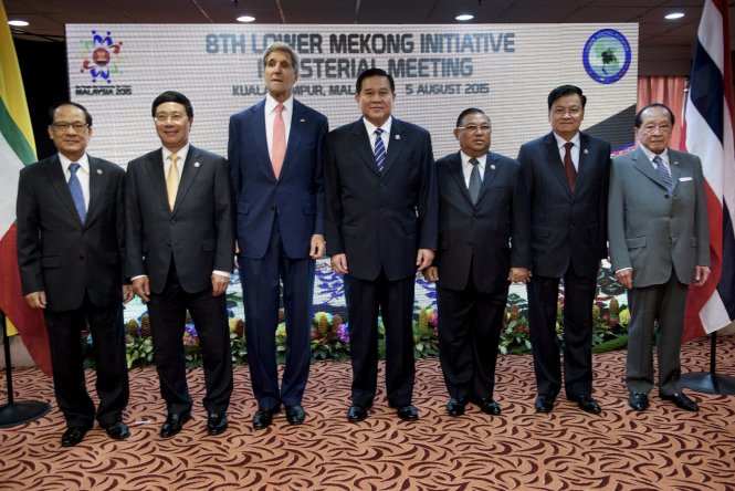 Từ trái sang, Tổng thư ký ASEAN Lê Lương Minh, Bộ trưởng Bộ Ngoại giao Phạm Bình Minh, Ngoại trưởng Thái Lan Tướng Thanasak Patimaprakorn, Ngoại trưởng Myanmar, Ngoại trưởng Lào Thongloun Sisoulith, Ngoại trưởng Campuchia Hor Namhong trước Hội nghị Bộ trưởng Hạ nguồn Mekong lần 8. Ảnh: Reuters