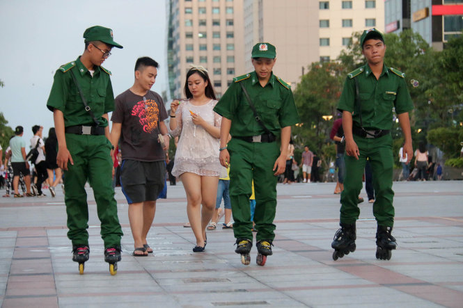 Trật tự viên trượt patin tạo nên một hình ảnh mới lạ cho phố đi bộ Nguyễn Huệ - Ảnh: Ngọc Hiển