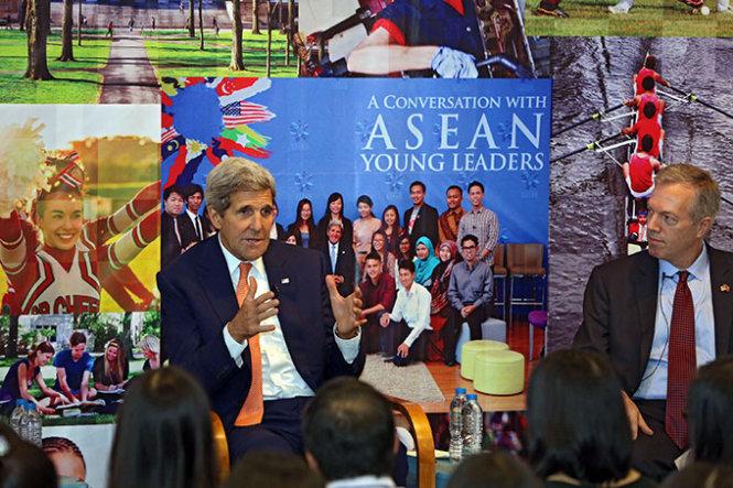 Ngoại trưởng John Kerry (trái) giao lưu và trả lời các câu hỏi của các bạn trẻ Việt Nam về ĐH Fulbright tại Đại sứ quán Mỹ ngày 7-8 - Ảnh: Việt Dũng