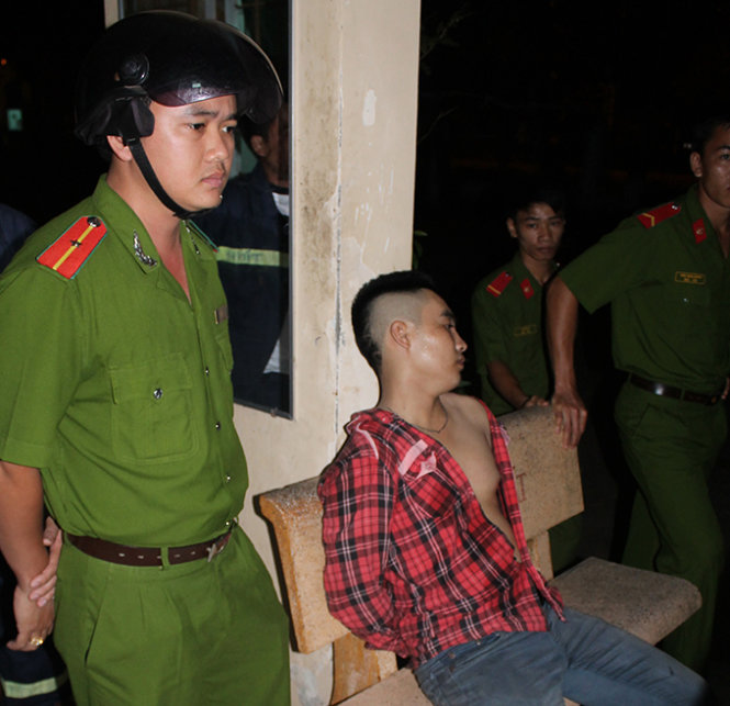 Một tay anh chị bị công an Phú Quốc bắt giữ - Ảnh: G.S.