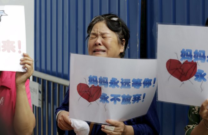 Bà Zhang Meiling, người thân của hành khách MH370 trước văn phòng Malaysia Airlines tại Bắc Kinh (Ảnh: Reuters)