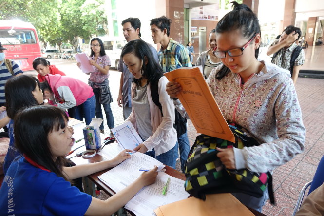 Thí sih nộp hồ sơ xét tuyển vào Trường ĐH Khoa học xã hội và nhân văn (ĐHQG TP.HCM_. Ảnh - Như Hùng